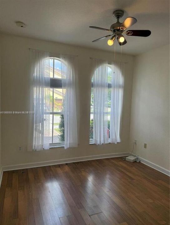 Activo con contrato: $569,000 (4 camas, 3 baños, 1985 Pies cuadrados)