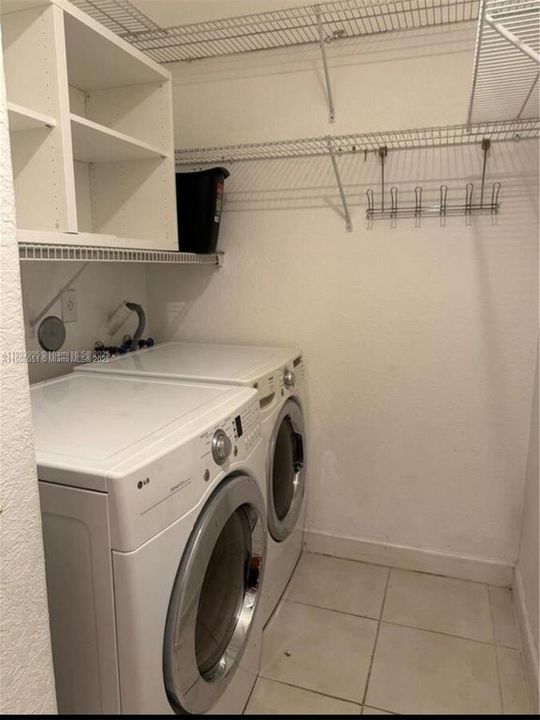 Activo con contrato: $569,000 (4 camas, 3 baños, 1985 Pies cuadrados)