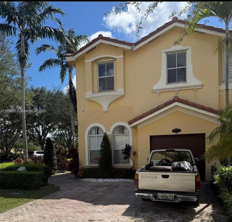 Activo con contrato: $569,000 (4 camas, 3 baños, 1985 Pies cuadrados)