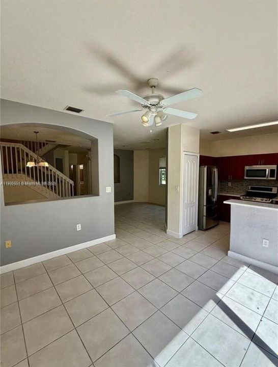 Activo con contrato: $569,000 (4 camas, 3 baños, 1985 Pies cuadrados)