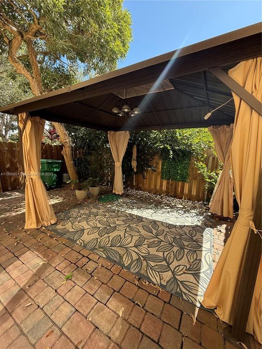 Activo con contrato: $569,000 (4 camas, 3 baños, 1985 Pies cuadrados)