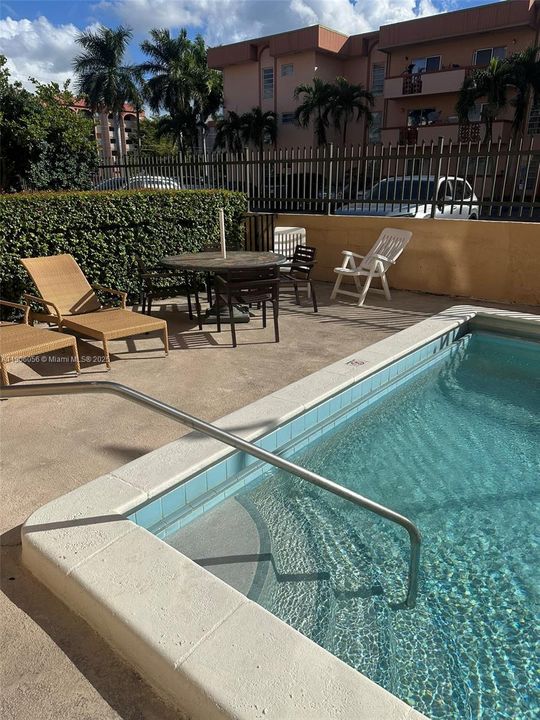 Active With Contract: $1,800 (1 beds, 1 baths, 600 Square Feet)
