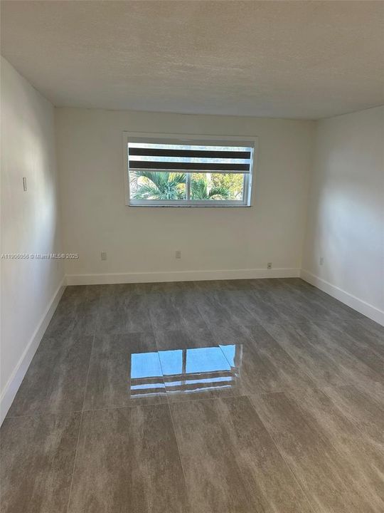 Active With Contract: $1,800 (1 beds, 1 baths, 600 Square Feet)