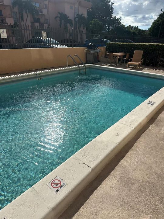 Active With Contract: $1,800 (1 beds, 1 baths, 600 Square Feet)