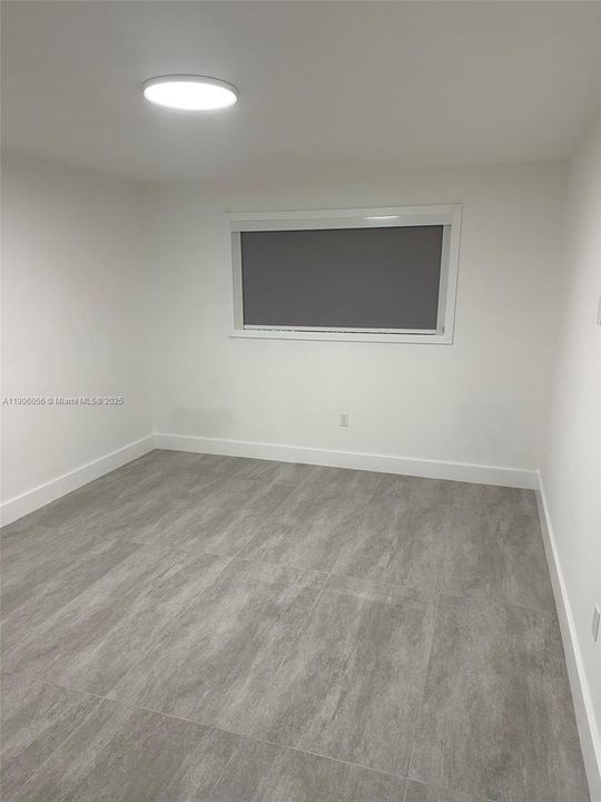 Active With Contract: $1,800 (1 beds, 1 baths, 600 Square Feet)