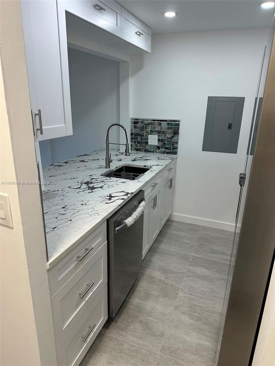 Active With Contract: $1,800 (1 beds, 1 baths, 600 Square Feet)