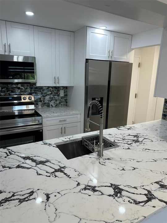 Active With Contract: $1,800 (1 beds, 1 baths, 600 Square Feet)