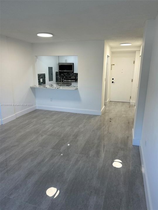 Active With Contract: $1,800 (1 beds, 1 baths, 600 Square Feet)