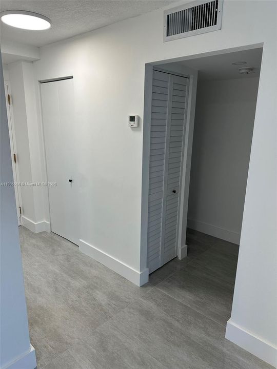 Active With Contract: $1,800 (1 beds, 1 baths, 600 Square Feet)