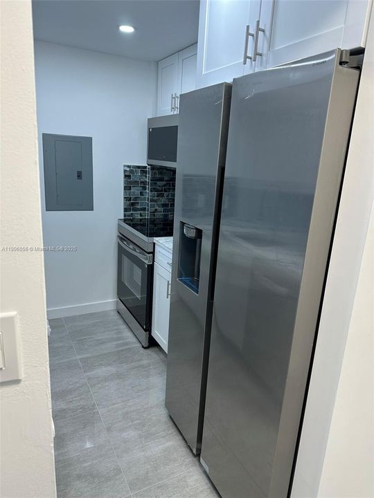 Active With Contract: $1,800 (1 beds, 1 baths, 600 Square Feet)