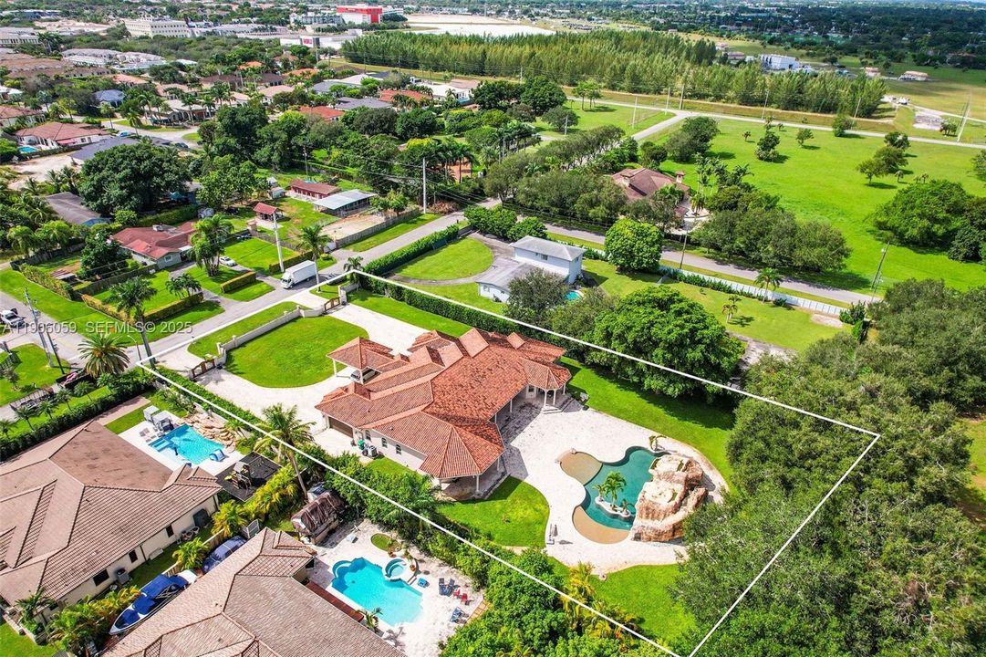 For Sale: $3,150,000 (5 beds, 4 baths, 5387 Square Feet)