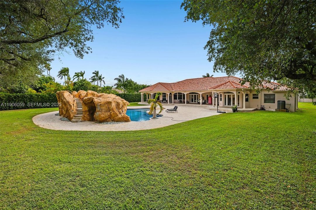 For Sale: $3,150,000 (5 beds, 4 baths, 5387 Square Feet)