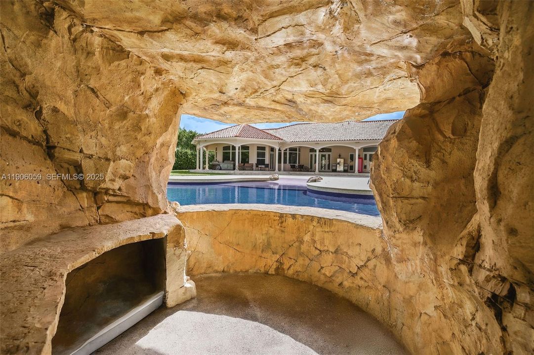 For Sale: $3,150,000 (5 beds, 4 baths, 5387 Square Feet)