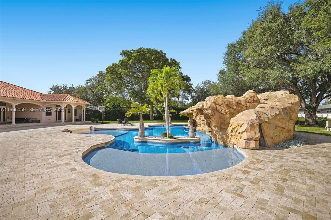 For Sale: $3,150,000 (5 beds, 4 baths, 5387 Square Feet)