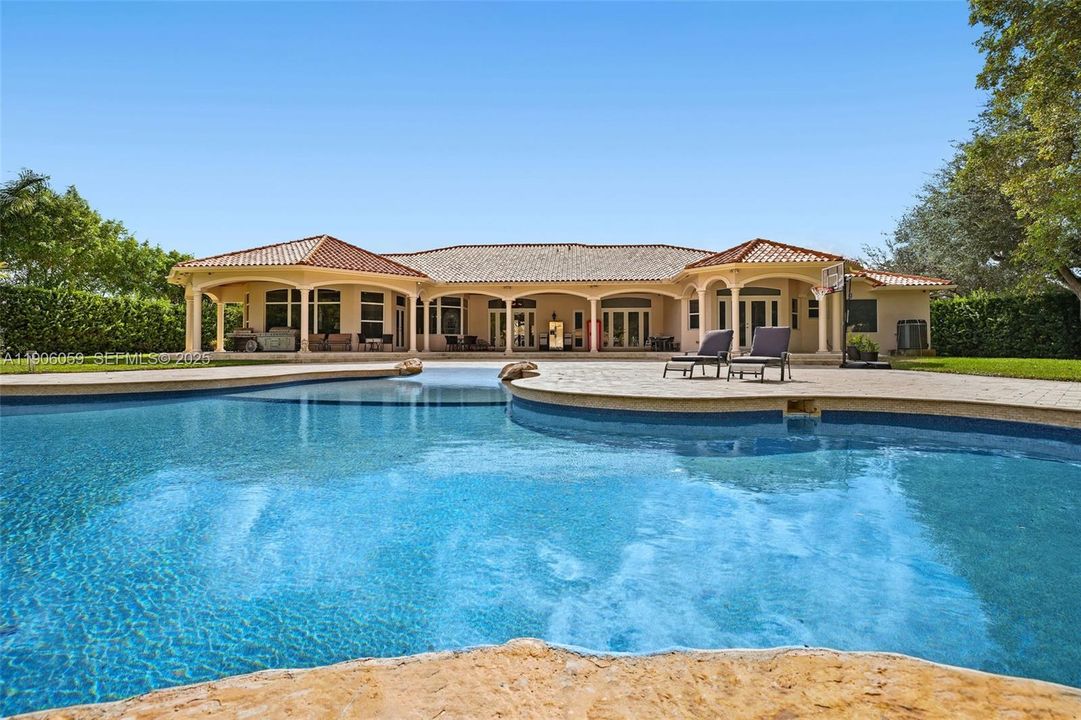 For Sale: $3,150,000 (5 beds, 4 baths, 5387 Square Feet)