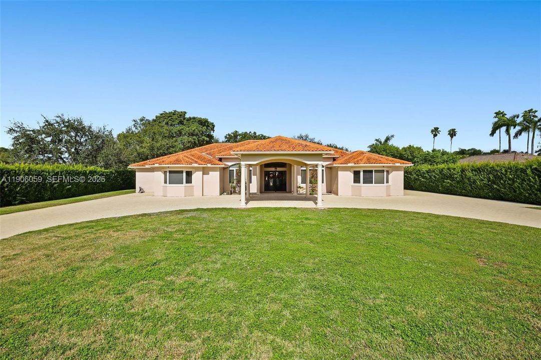 For Sale: $3,150,000 (5 beds, 4 baths, 5387 Square Feet)