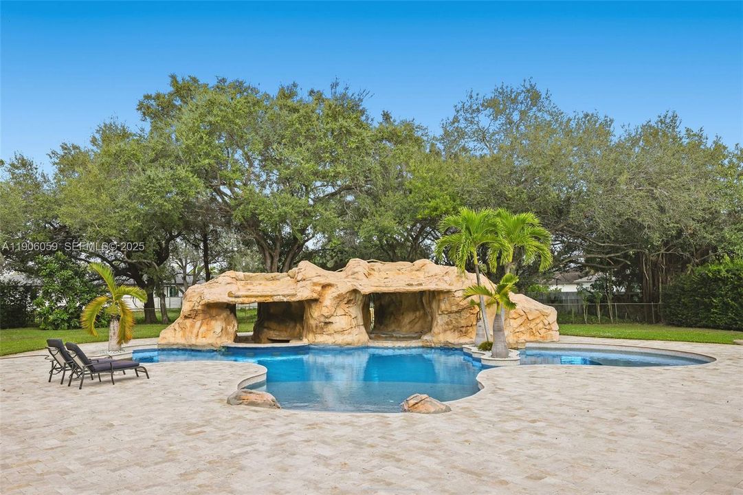 For Sale: $3,150,000 (5 beds, 4 baths, 5387 Square Feet)