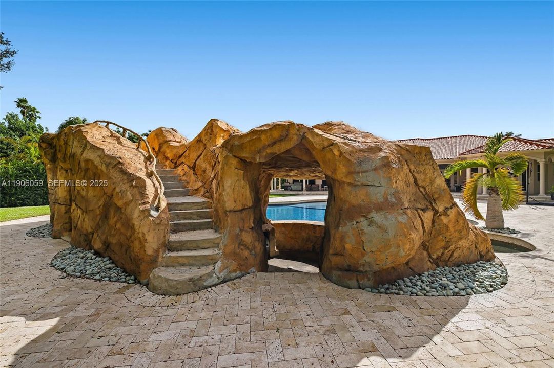 For Sale: $3,150,000 (5 beds, 4 baths, 5387 Square Feet)