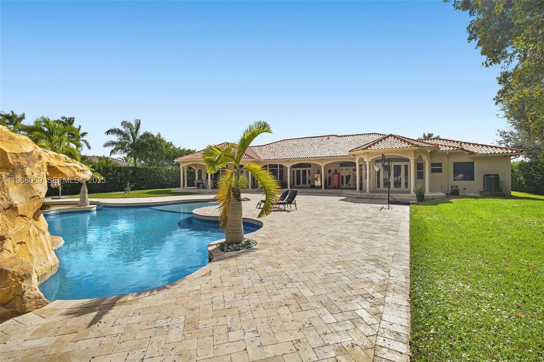 For Sale: $3,150,000 (5 beds, 4 baths, 5387 Square Feet)