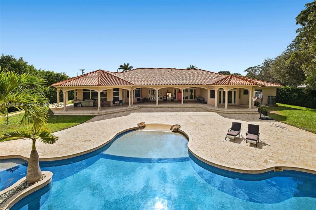 For Sale: $3,150,000 (5 beds, 4 baths, 5387 Square Feet)