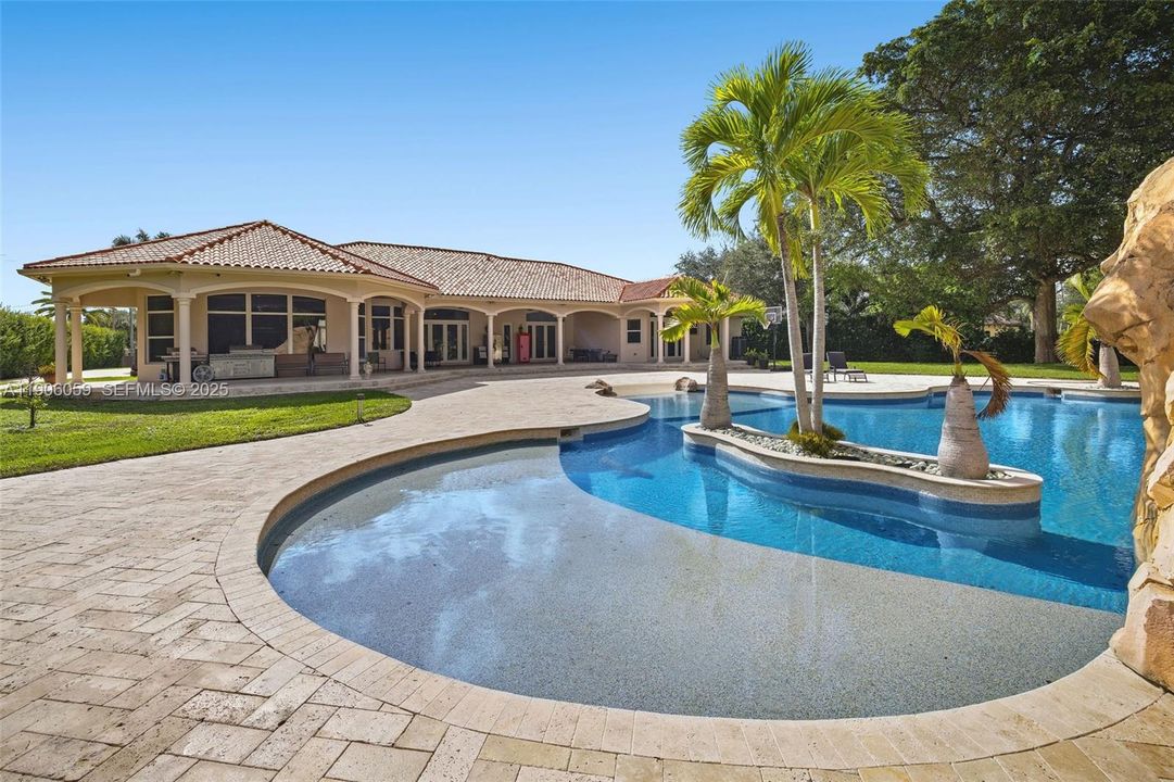 For Sale: $3,150,000 (5 beds, 4 baths, 5387 Square Feet)