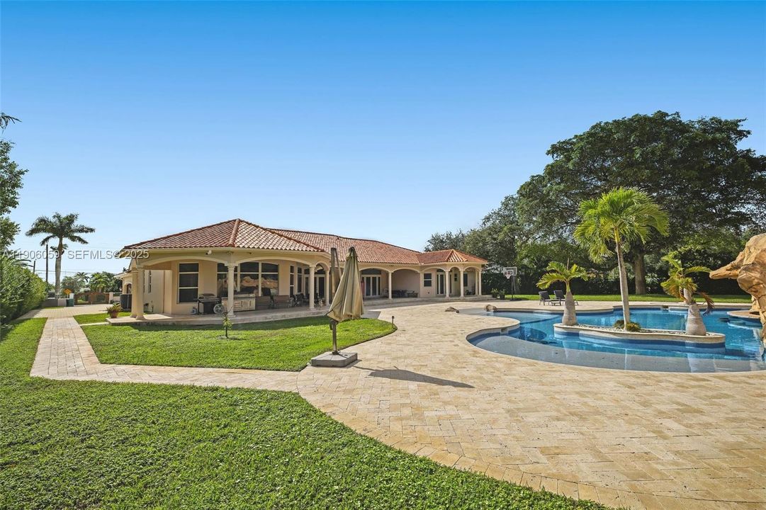 For Sale: $3,150,000 (5 beds, 4 baths, 5387 Square Feet)