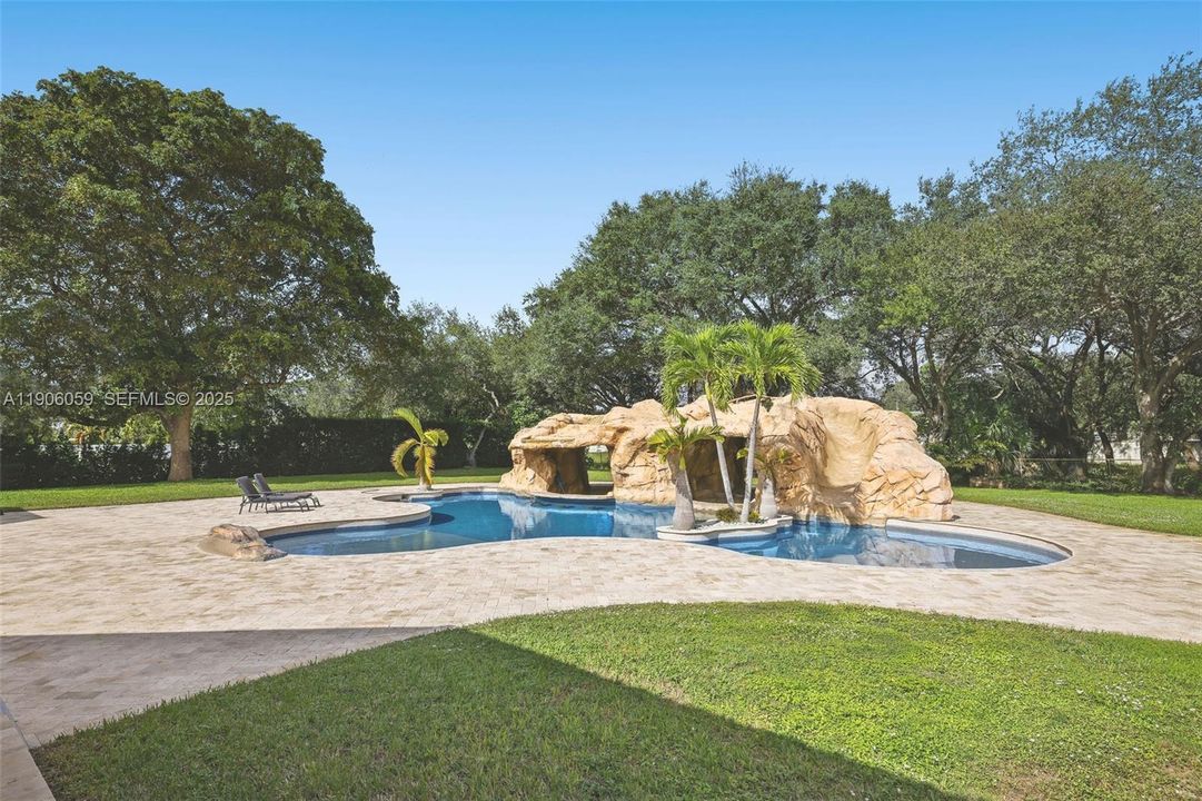 For Sale: $3,150,000 (5 beds, 4 baths, 5387 Square Feet)