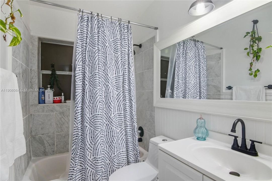 For Sale: $476,900 (5 beds, 3 baths, 2018 Square Feet)