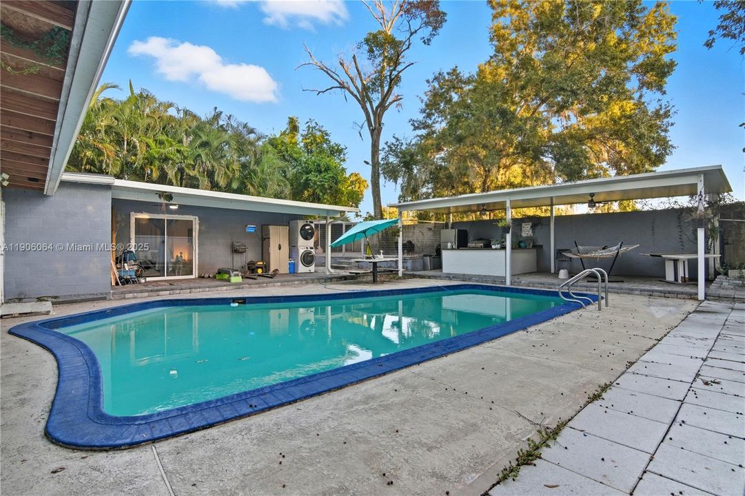 For Sale: $476,900 (5 beds, 3 baths, 2018 Square Feet)