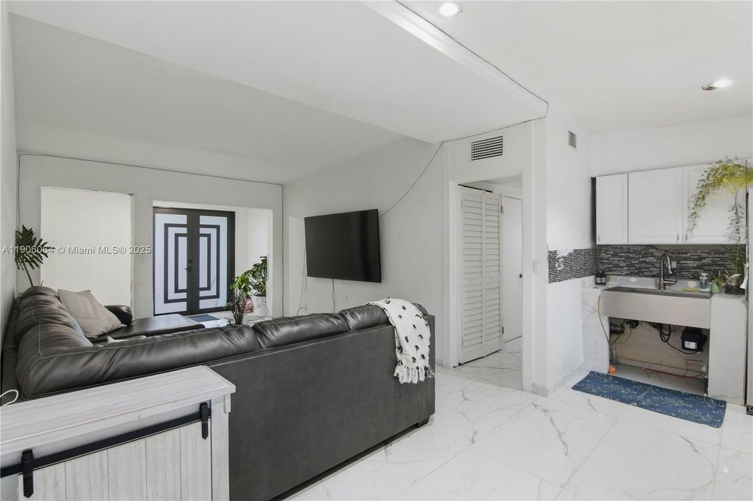 For Sale: $476,900 (5 beds, 3 baths, 2018 Square Feet)