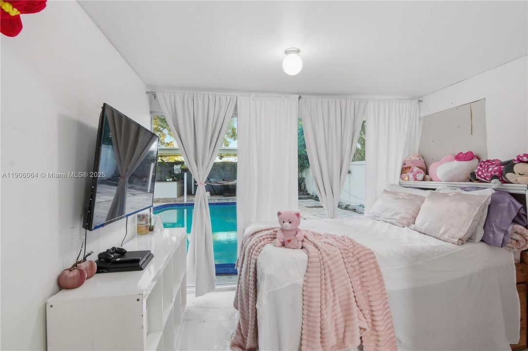 For Sale: $476,900 (5 beds, 3 baths, 2018 Square Feet)