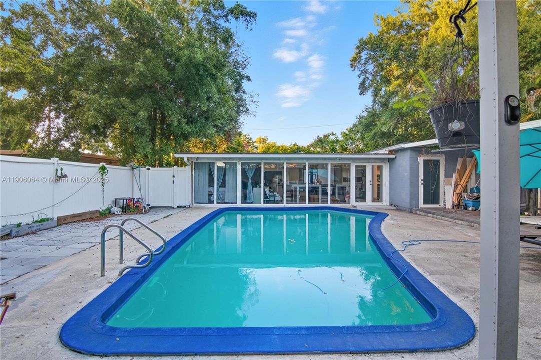 For Sale: $476,900 (5 beds, 3 baths, 2018 Square Feet)