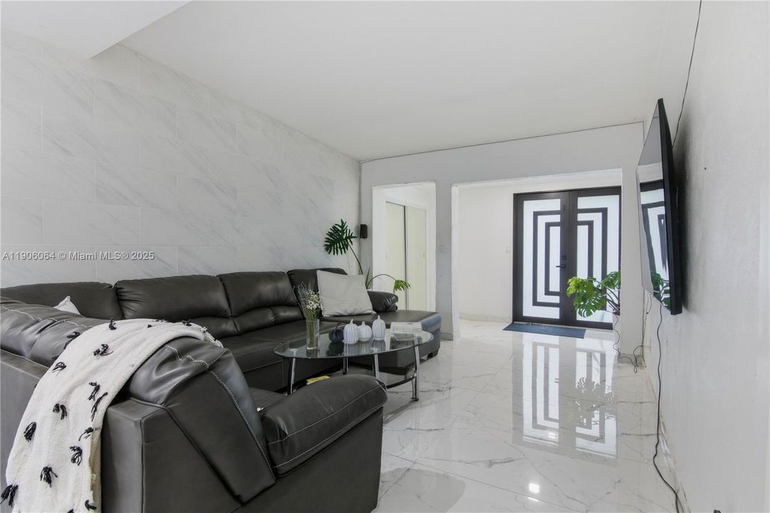 For Sale: $476,900 (5 beds, 3 baths, 2018 Square Feet)