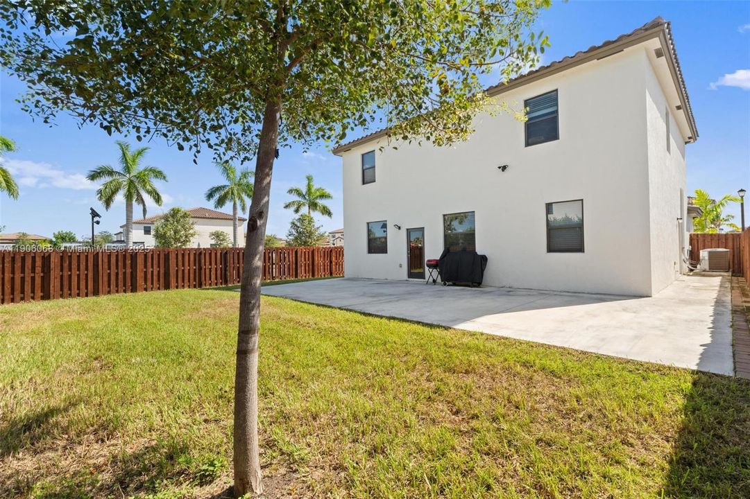 For Sale: $699,000 (5 beds, 3 baths, 2640 Square Feet)