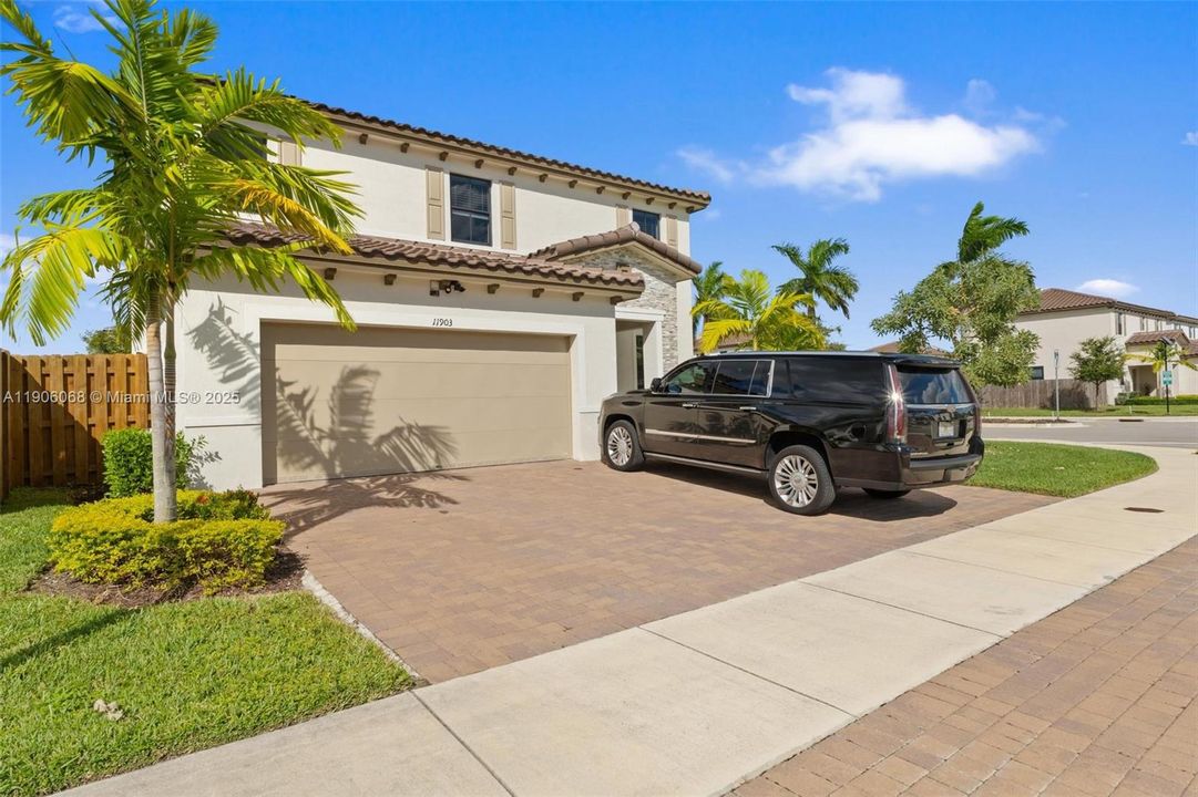 For Sale: $699,000 (5 beds, 3 baths, 2640 Square Feet)