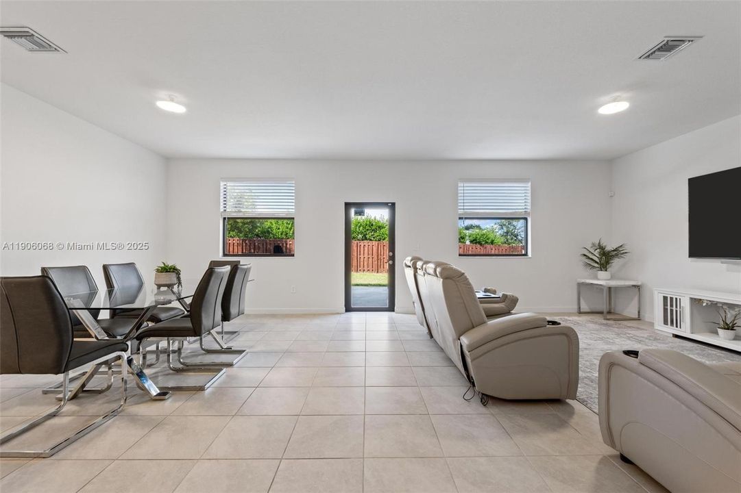 For Sale: $699,000 (5 beds, 3 baths, 2640 Square Feet)