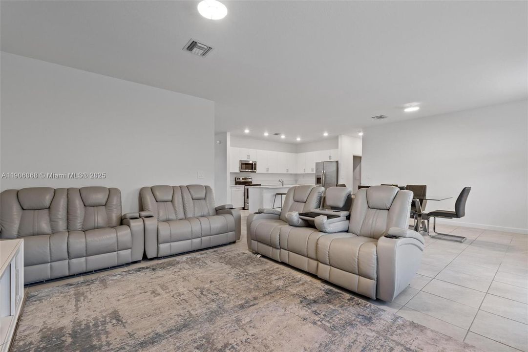 For Sale: $699,000 (5 beds, 3 baths, 2640 Square Feet)