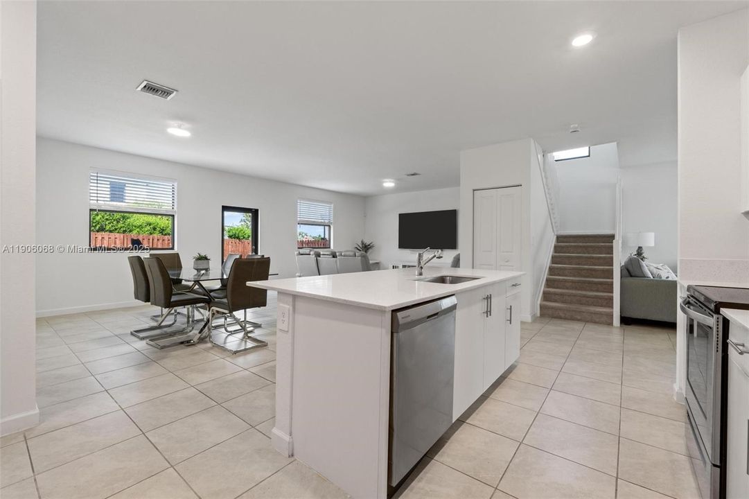 For Sale: $699,000 (5 beds, 3 baths, 2640 Square Feet)