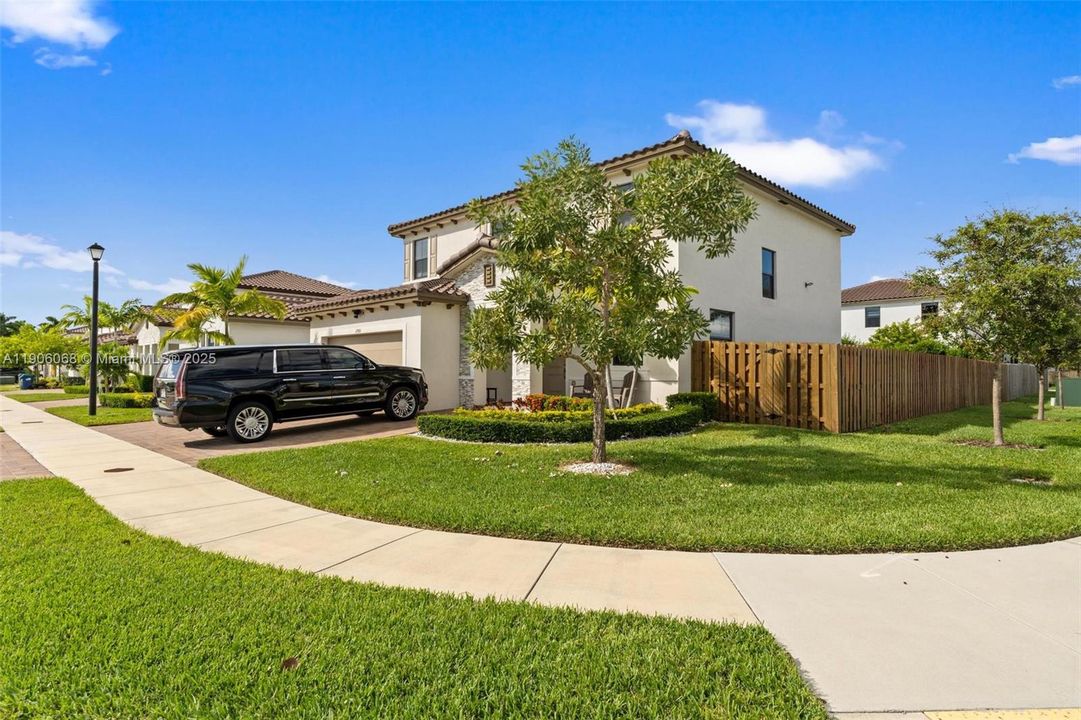 For Sale: $699,000 (5 beds, 3 baths, 2640 Square Feet)