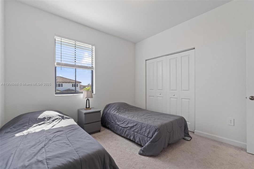 For Sale: $699,000 (5 beds, 3 baths, 2640 Square Feet)