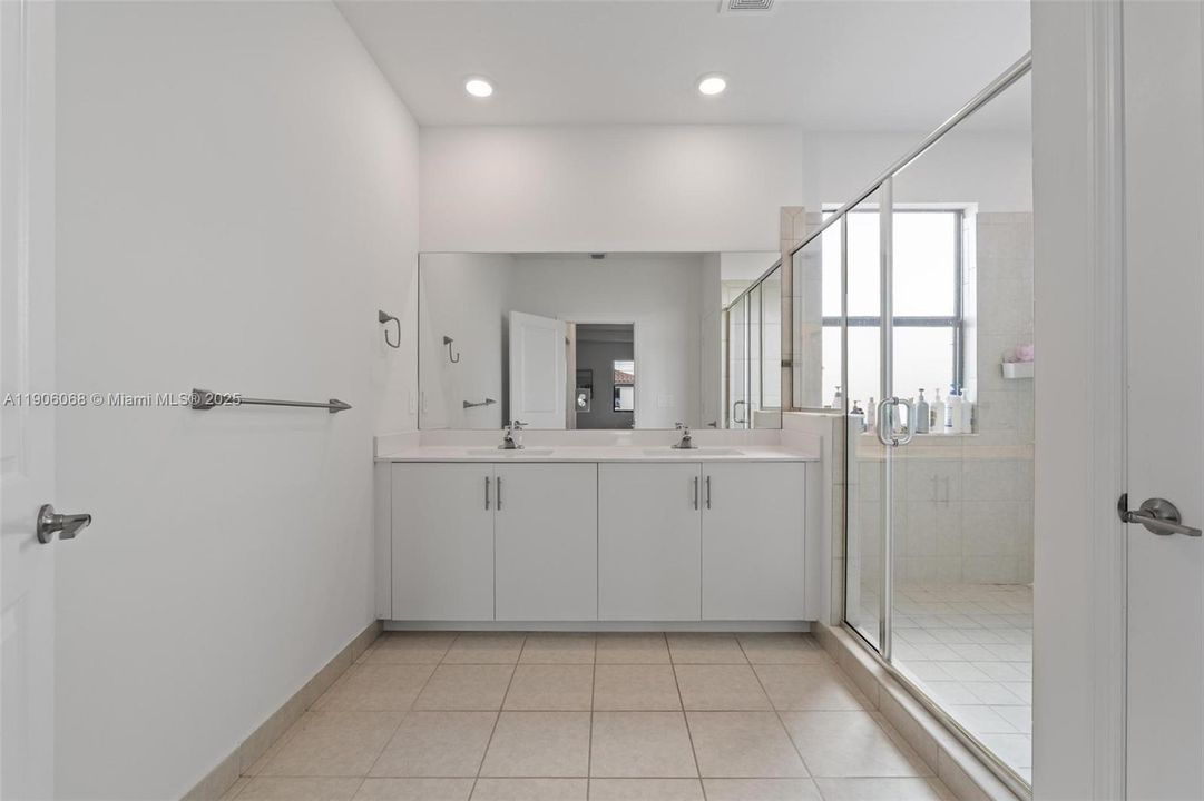 For Sale: $699,000 (5 beds, 3 baths, 2640 Square Feet)