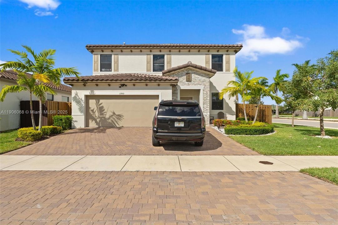 For Sale: $699,000 (5 beds, 3 baths, 2640 Square Feet)