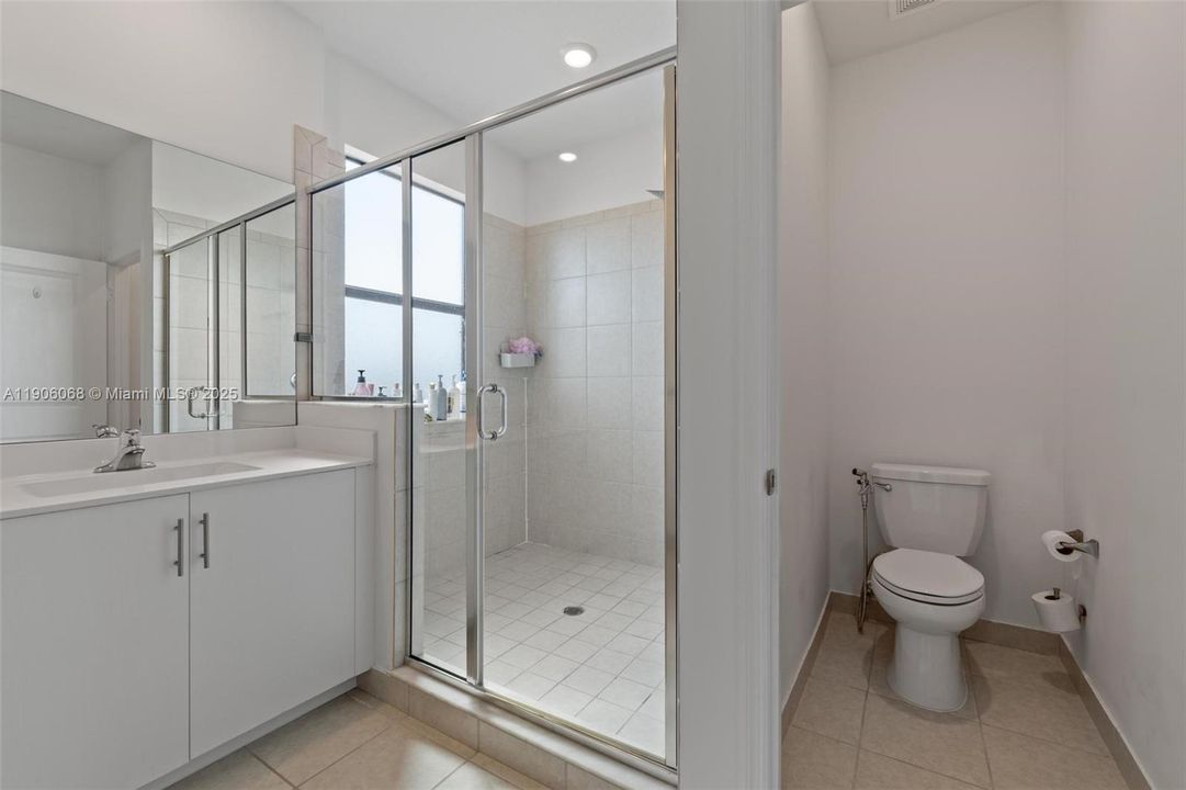 For Sale: $699,000 (5 beds, 3 baths, 2640 Square Feet)