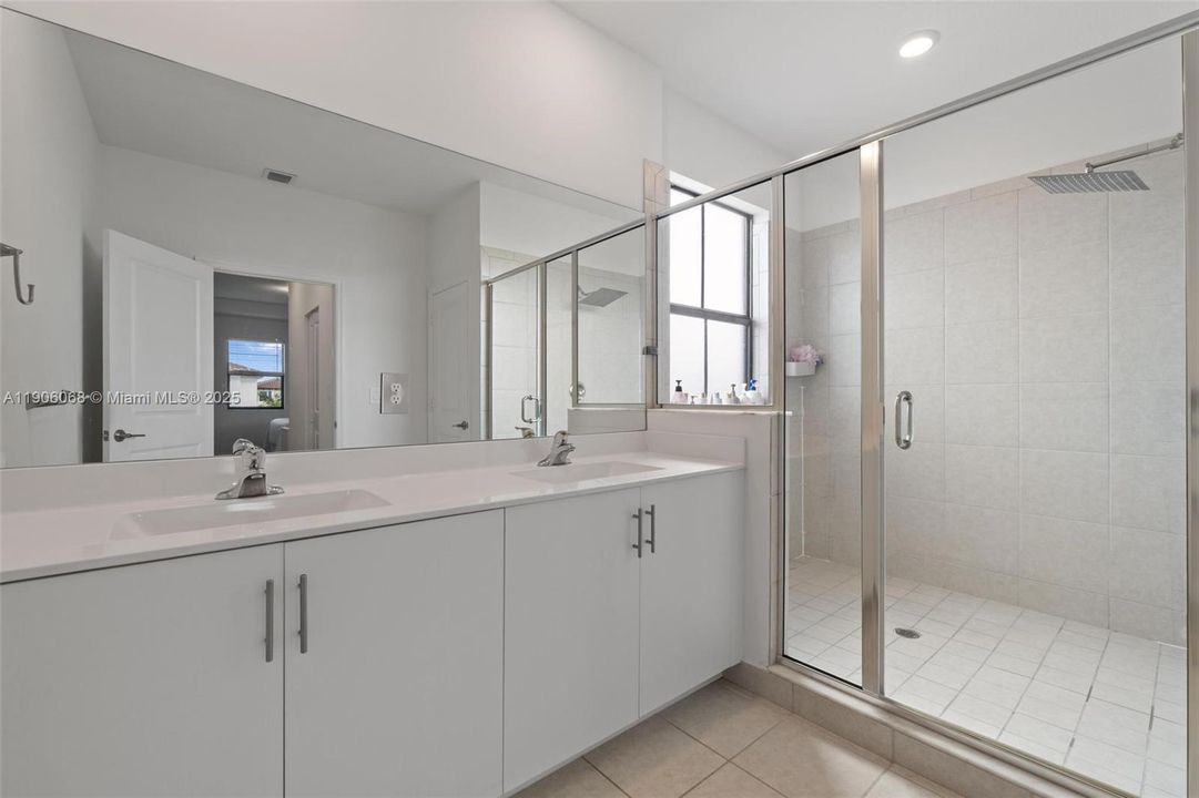 For Sale: $699,000 (5 beds, 3 baths, 2640 Square Feet)