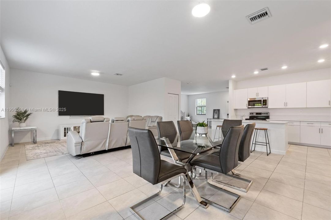 For Sale: $699,000 (5 beds, 3 baths, 2640 Square Feet)