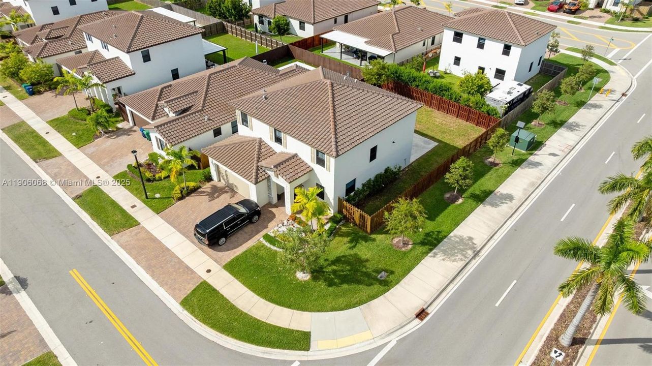 For Sale: $699,000 (5 beds, 3 baths, 2640 Square Feet)