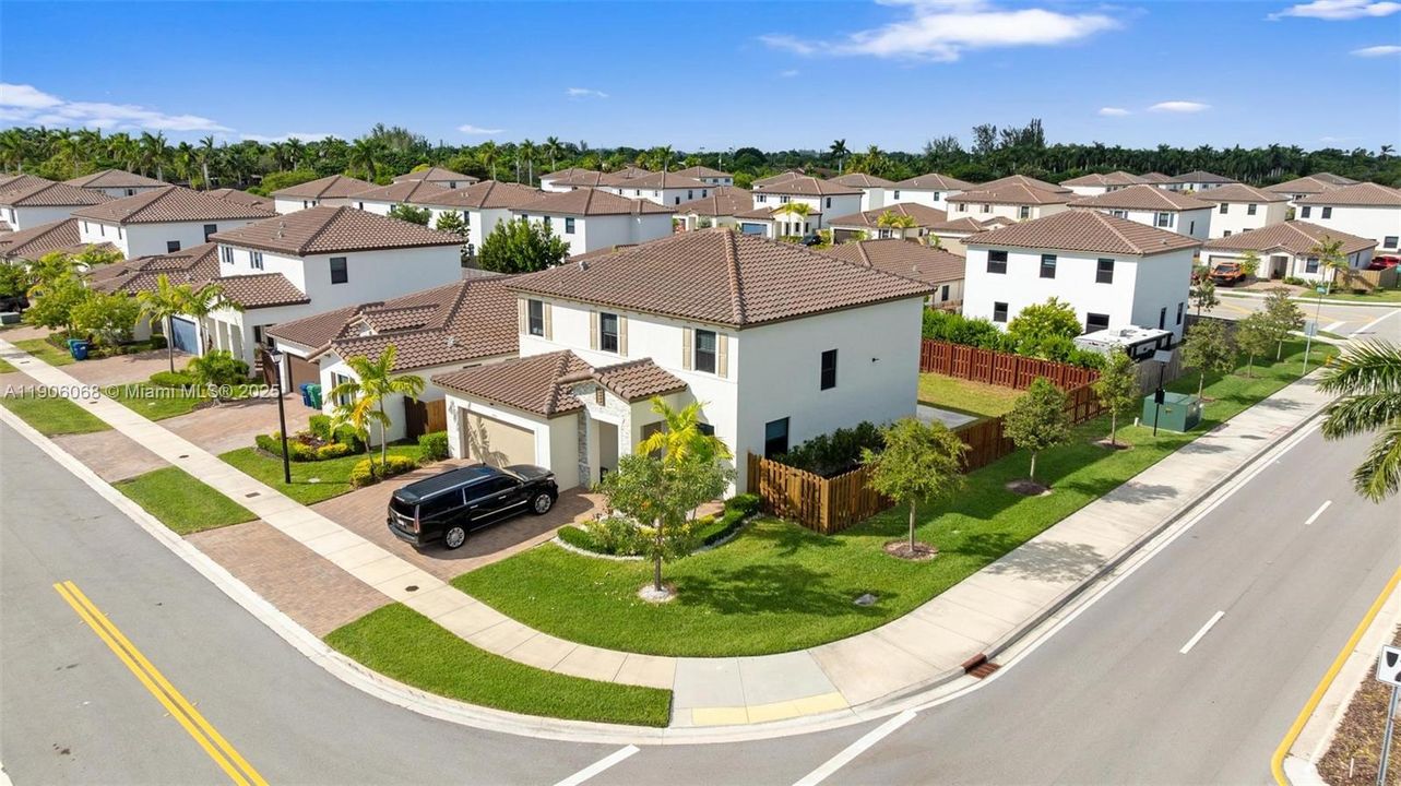 For Sale: $699,000 (5 beds, 3 baths, 2640 Square Feet)