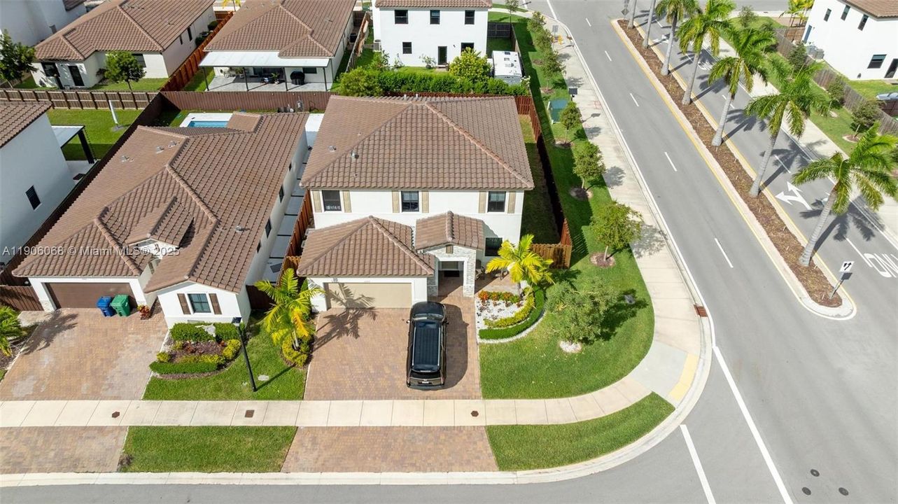 For Sale: $699,000 (5 beds, 3 baths, 2640 Square Feet)