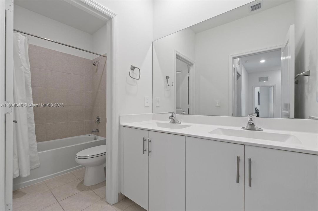 For Sale: $699,000 (5 beds, 3 baths, 2640 Square Feet)