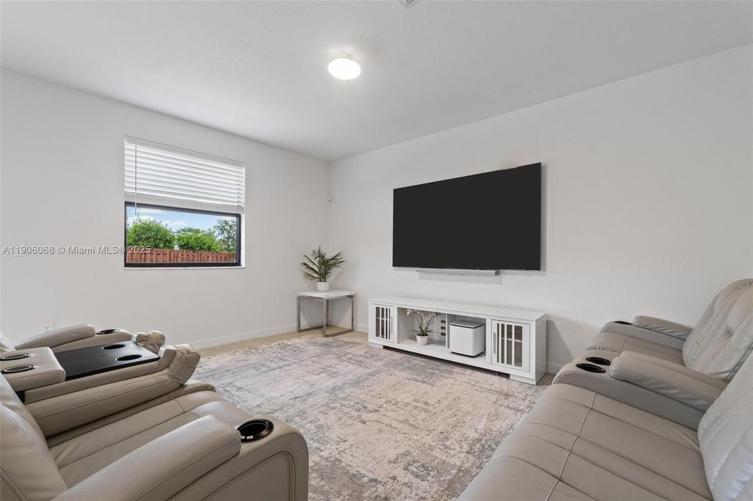 For Sale: $699,000 (5 beds, 3 baths, 2640 Square Feet)